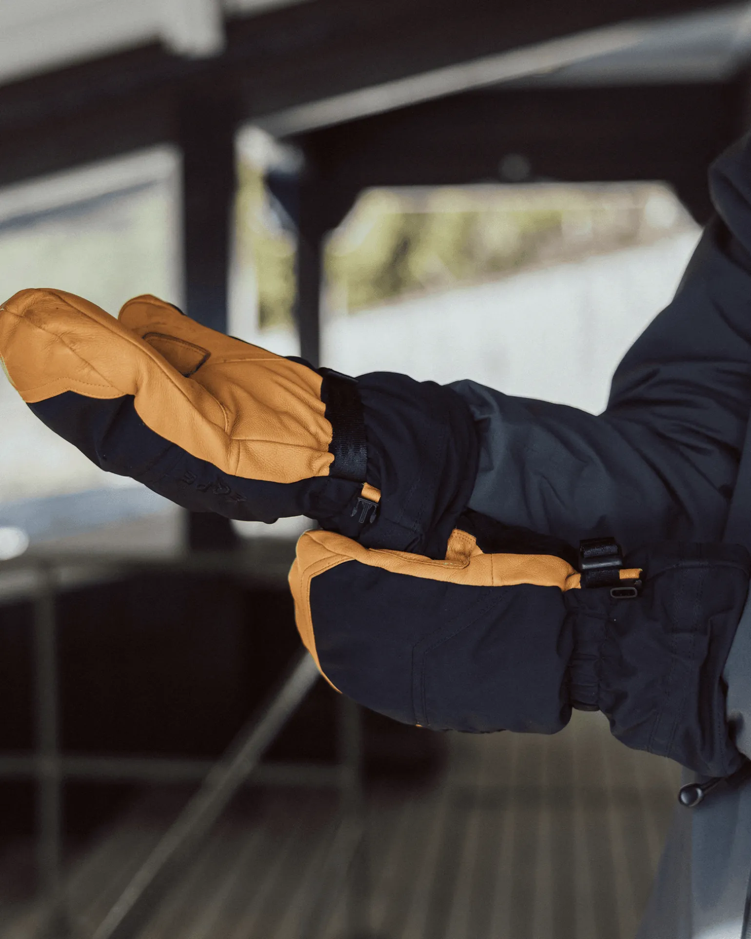Descent Ski Mitten Deep Black