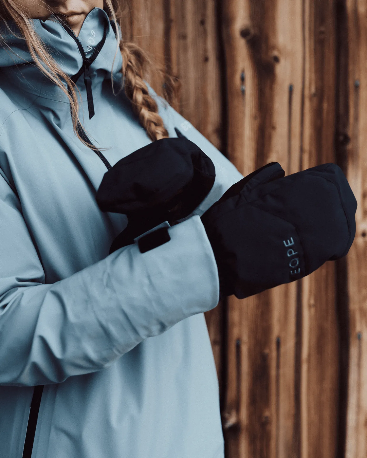 Shield Under Mitten Deep Black
