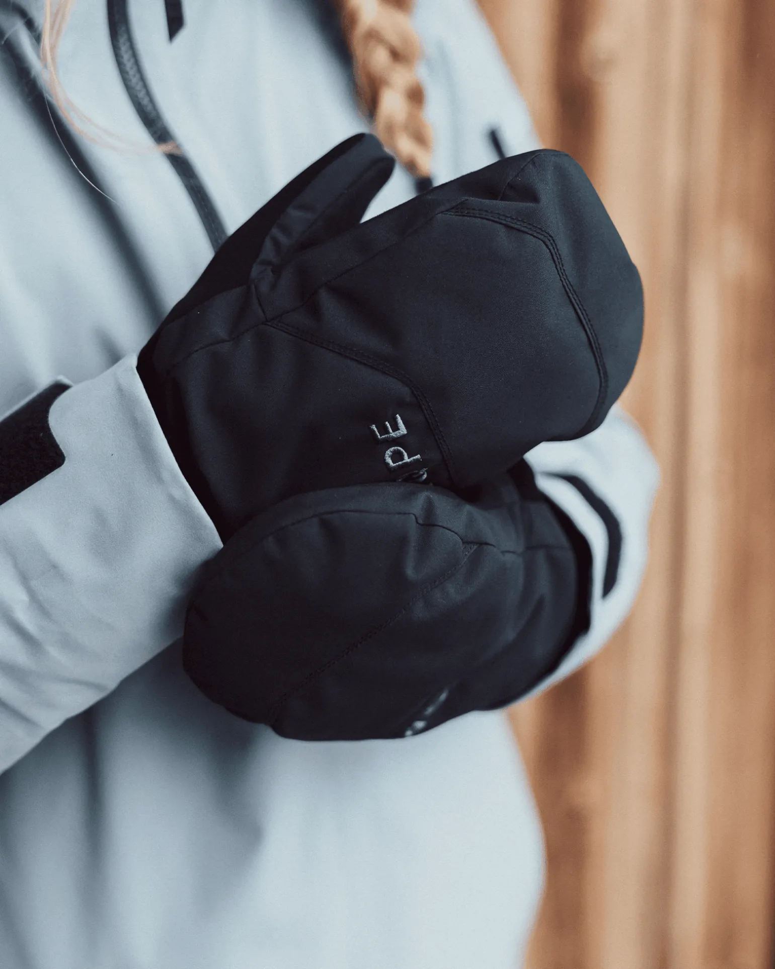 Shield Under Mitten Deep Black